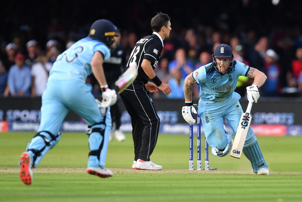 England's Ben Stokes (R) and England's Jos Buttler (L) add runs in the 'super over' during the 2019 Cricket World Cup final between England and New Zealand at Lord's Cricket Ground in London on July 14, 2019. AFP / Paul Ellis
