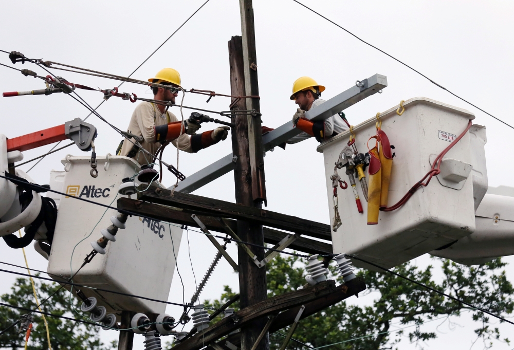 Crews work to restore power after Hurricane Barry in New Orleans, Louisiana, US, July 14, 2019. Reuters/Jonathan Bachman