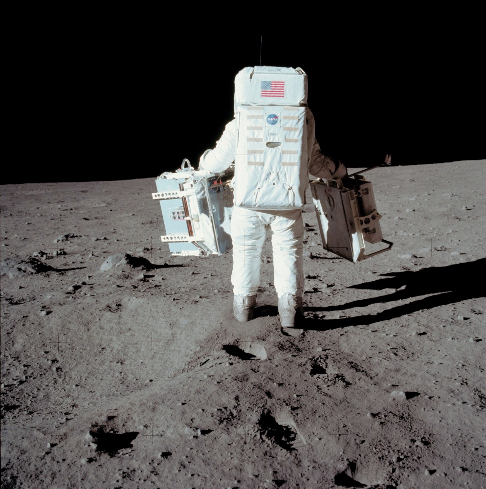  In this image from NASA on July 20, 1969, Apollo 11 space mission US astronaut Buzz Aldrin conducts experiment on the moon's surface on a picture taken by Neil Armstrong, after both climbed down the ladder of the lunar module .  AFP PHOTO / NASA / Neil A