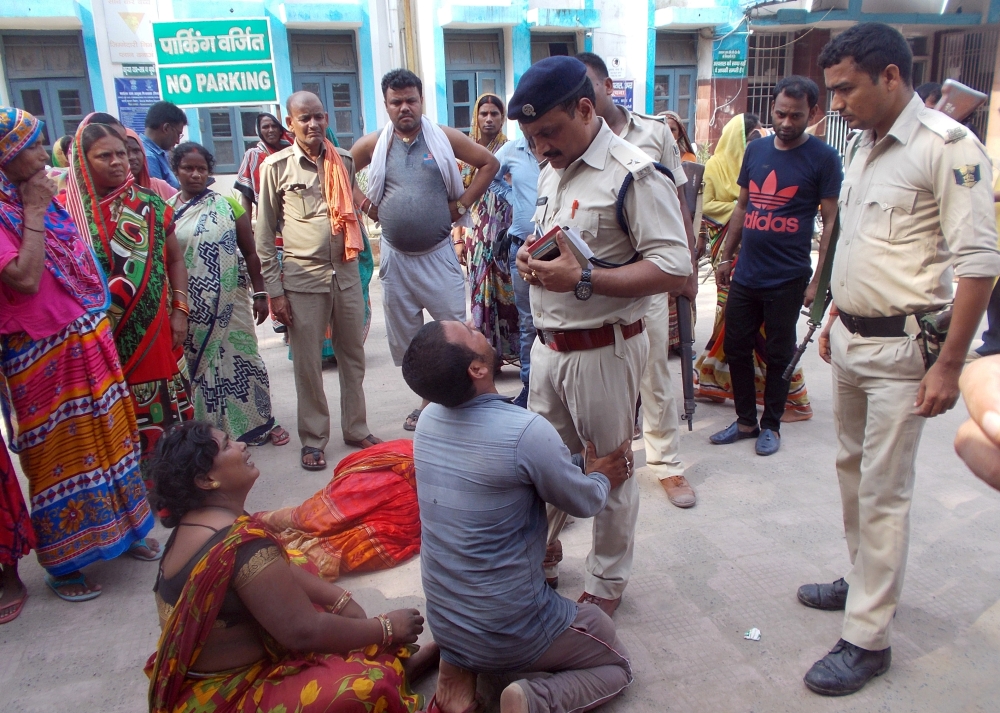 Relatives of the victims of a mob lynching incident speak to a police officer as they mourn outside a hospital in Chapra in the eastern state of Bihar, India, July 19, 2019. (REUTERS/Stringer)