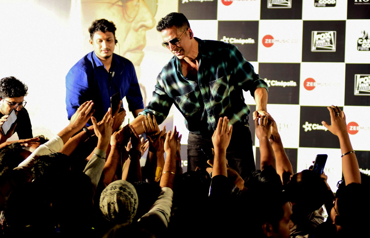 Bollywood actor Akshay Kumar greets fans as he attends the trailer launch of his upcoming Hindi drama film 'Mission Mangal' in Mumbai on July 18, 2019. / AFP / Sujit Jaiswal