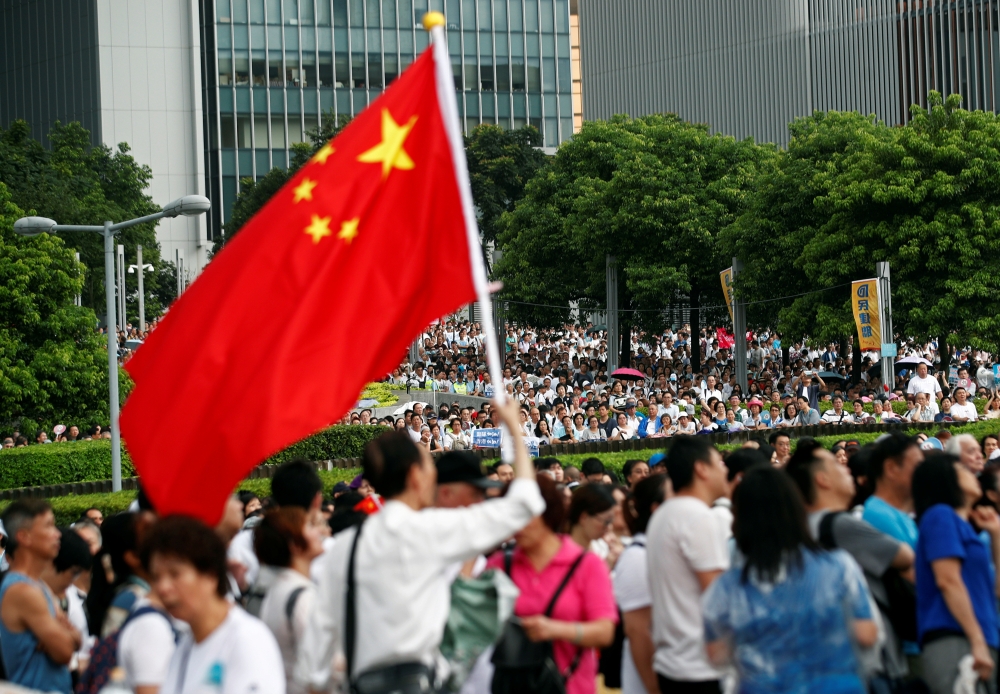 Pro-government supporters attend a rally to call for an end to violence, after a wave of protests against an extradition bill triggered clashes between police and activists, in Hong Kong, China July 20, 2019. (REUTERS/Edgar Su)