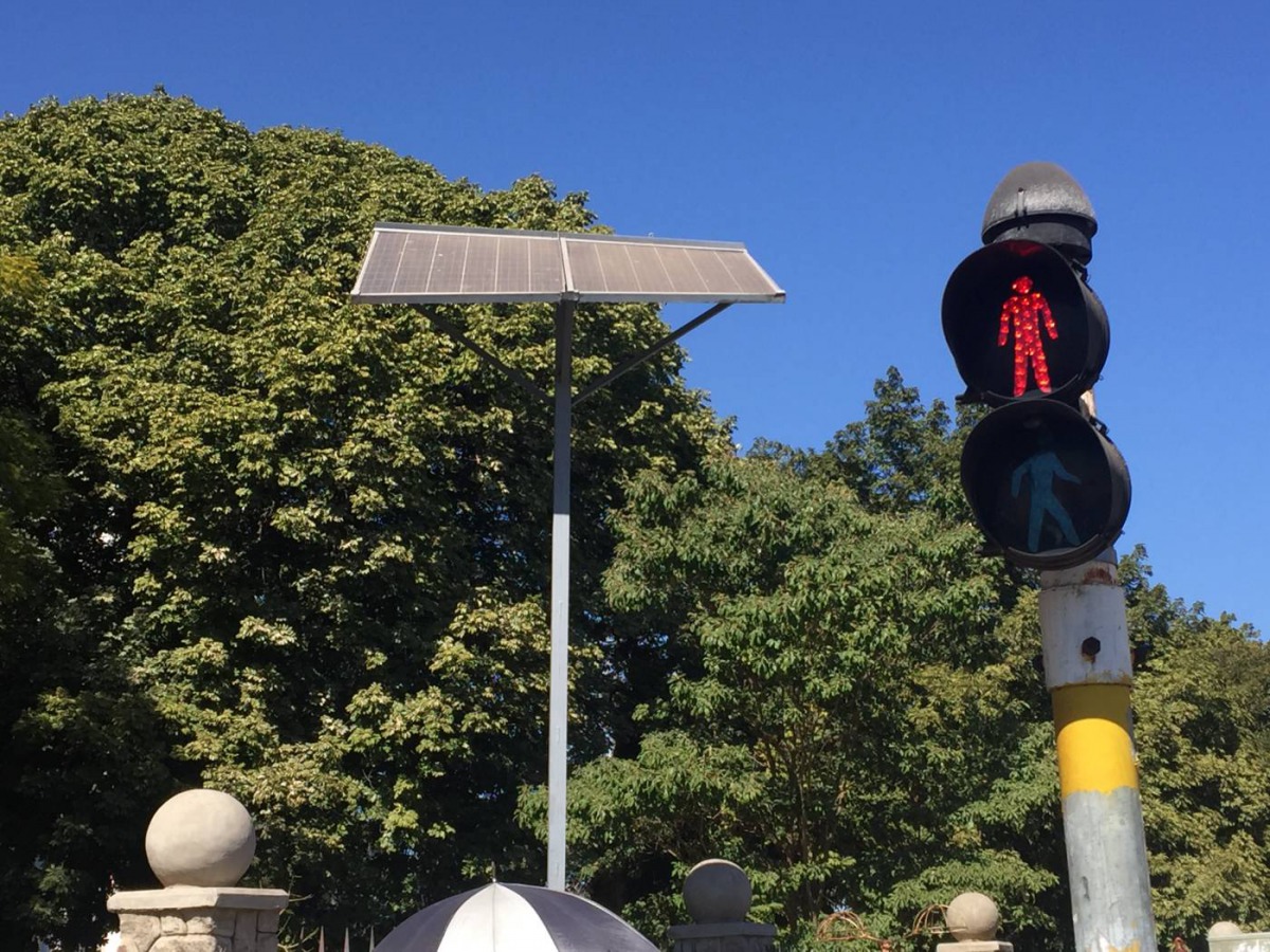 A view of a traffic light powered by solar panels in the central business district of Bulawayo, Zimbabwe, July 14, 2019. Thomson Reuters Foundation/Lungelo Ndhlovu