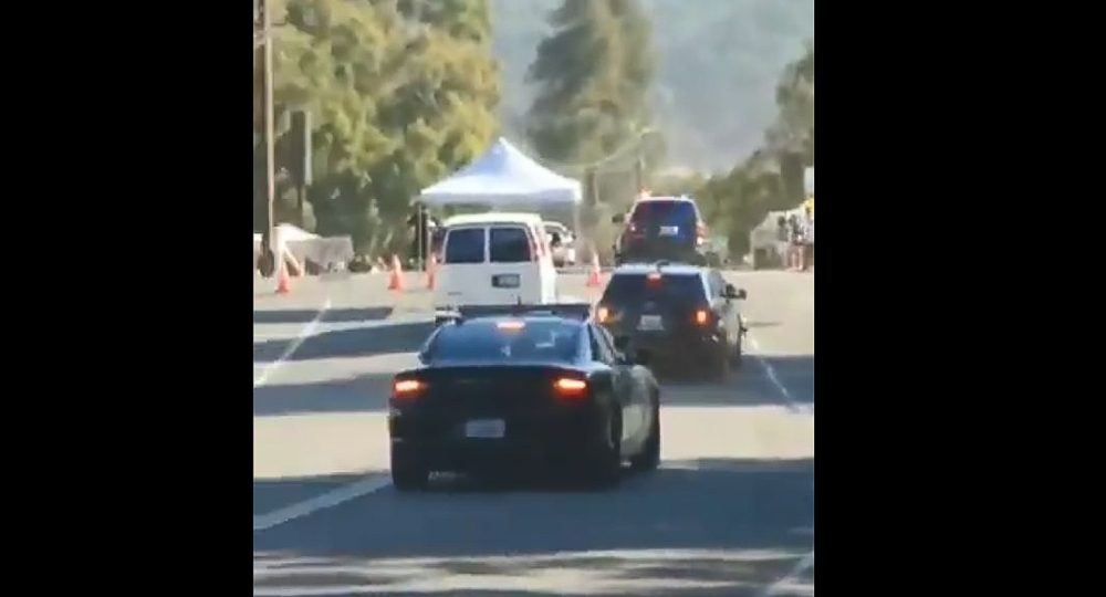 This screen grab taken from a handout video footage shows police cars arriving to the Gilroy garlic festival, 80 miles south of San Francisco, California on July 28, 2019. / AFP / Christopher Robinson Morales / Chris DELMAS