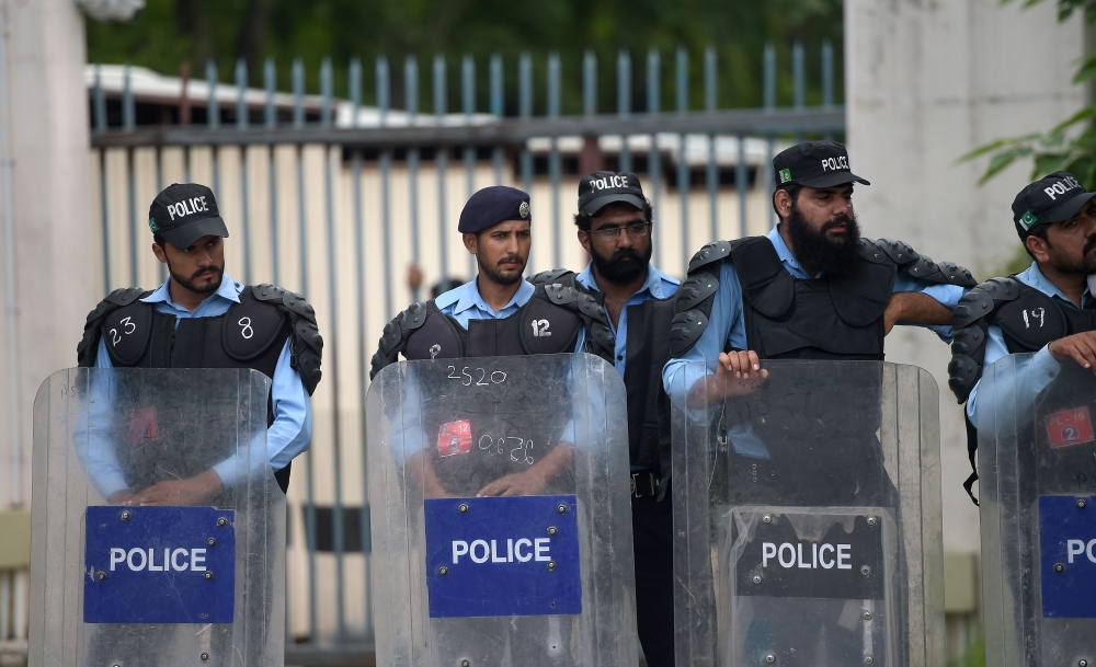 Pakistani policemen stand guard during an anti-Indian protest at the diplomatic enclave in Islamabad on August 5, 2019, as they denounce the ongoing unrest situation in Indian administered Kashmir.  / AFP / AAMIR QURESHI 