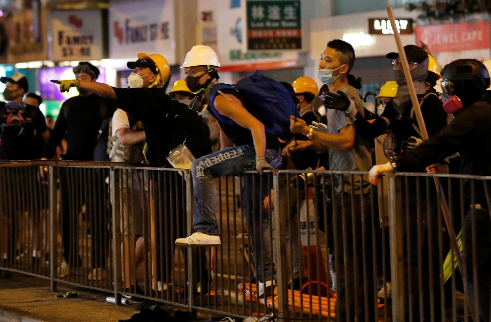 Demonstrators shout slogans at a group of people opposing the anti-government protesters, during a demonstration in support of the city-wide strike and to call for democratic reforms in Hong Kong, China, August 5, 2019. REUTERS/Kim Kyung-Hoon