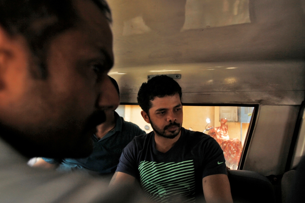 FILE PHOTO: Indian cricketer Shanthakumaran Sreesanth (R) is taken to a court in a police vehicle in New Delhi May 28, 2013. (REUTERS/Anindito Mukherjee / File Photo	)