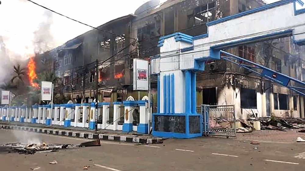 A burnt-out building is seen in Sorong on August 20, 2019, after it was set on fire by rioting demonstrators.  / AFP / Arman Namsa 