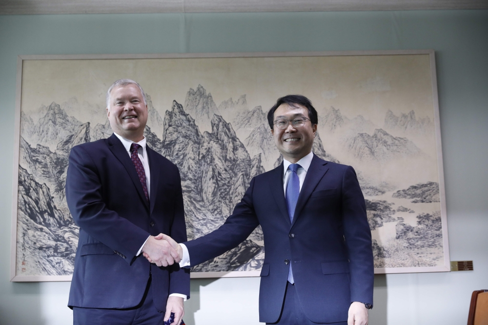 US special envoy for North Korea Stephen Biegun shakes hands with his South Korean counterpart Lee Do-hoon during their meeting at the Foreign Ministry in Seoul on August 21, 2019. AFP / POOL / KIM HONG-JI