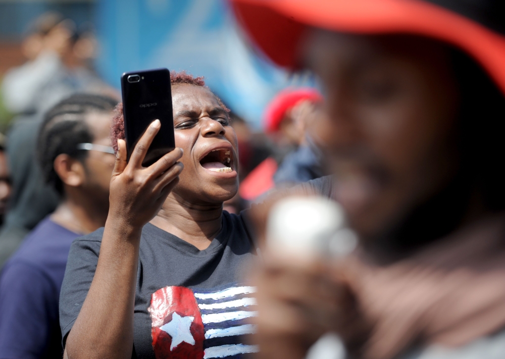 A woman shouts out against the recent surge in violent protests in Indonesia's eastern Papua province, during a rally in Denpasar on Indonesia’s resort island of Bali on August 22, 2019.  AFP / SONNY TUMBELAKA
