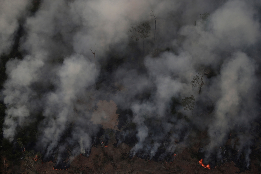 Smoke billows during a fire in an area of the Amazon rainforest near Porto Velho, Rondonia State, Brazil, Brazil August 21, 2019. REUTERS/Ueslei Marcelino