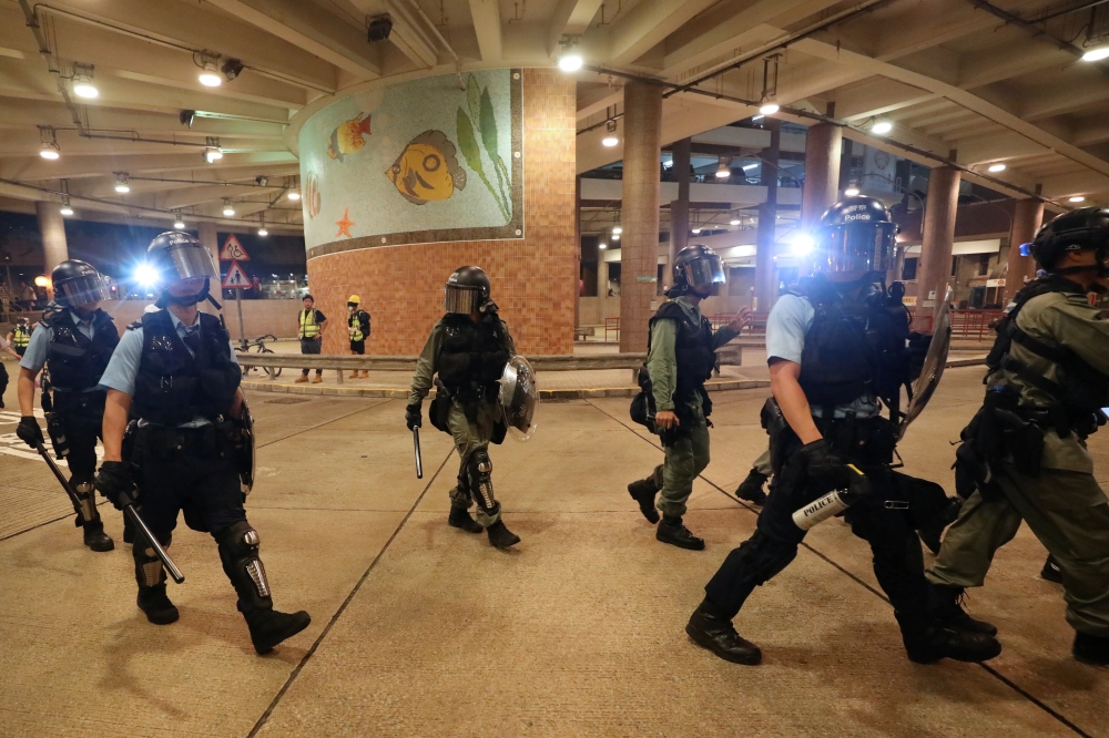 Police and riot police march to clear off protesters and residents in Wong Tai Sin in Hong Kong, China, August 24, 2019. REUTERS/Ann Wang