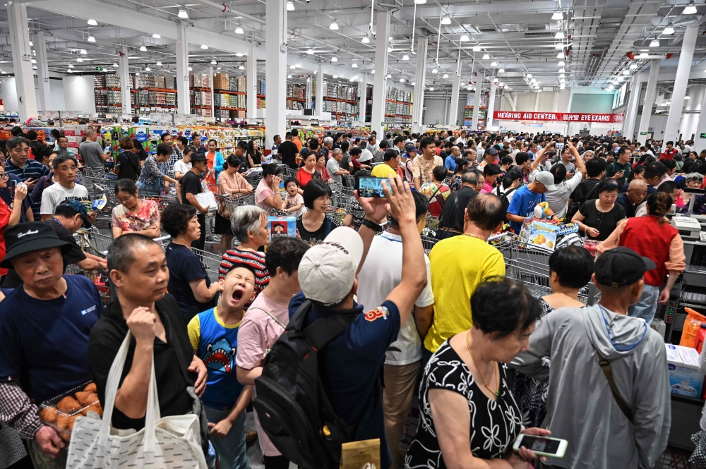 People visit the first Costco outlet in China, on the stores opening day in Shanghai on August 27, 2019. AFP / HECTOR RETAMAL