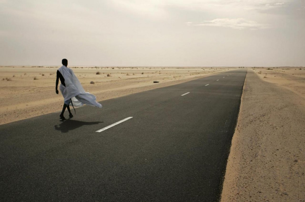 A man walks on the road between Nouahibou and Nouakchott, Mauritania in a December 3, 2009 file photo. (Reuters / Rafael Marchante) 