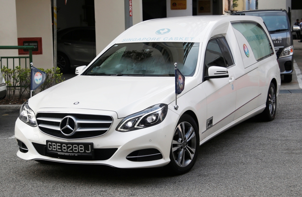 A hearse carrying the body of the late former Zimbabwe President Robert Mugabe leaves the funeral parlour for the airport in Singapore September 11, 2019. REUTERS/Feline Lim