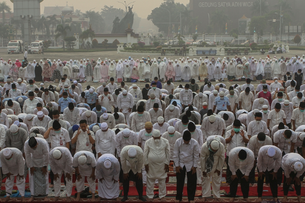 Indonesian Muslims pray for rain during a long drought season and haze in Pekanbaru, Riau province, Indonesia, September 11, 2019, in this photo taken by Antara Foto. Antara Foto/Rony Muharrman/ via REUTERS