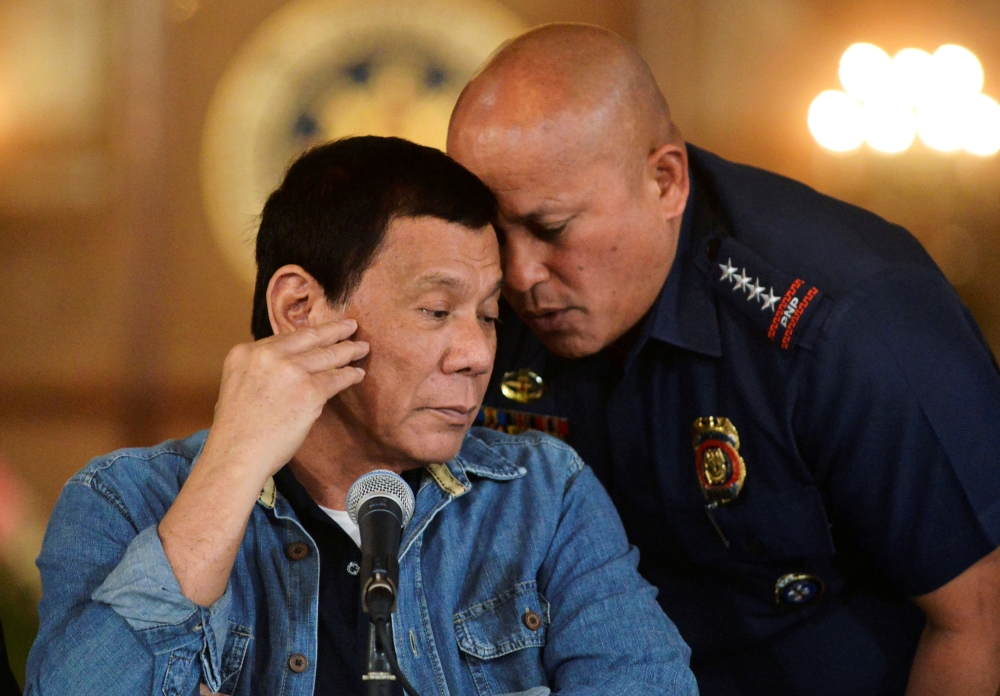 File photo: Philippine National Police chief General Ronald Dela Rosa whispers to President Rodrigo Duterte during the announcement of the disbandment of police operations against illegal drugs at the Malacanang palace in Manila, Philippines January 29, 2