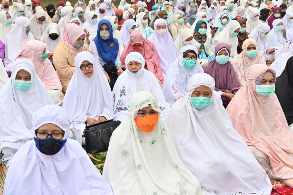 Indonesian Muslims, most seen wearing pollution masks, gather for special prayers asking for rain in Pekanbaru, Riau province on September 13, 2019, as smog from rainforest fires envelop the Southeast Asian region. AFP / Adek Berry 