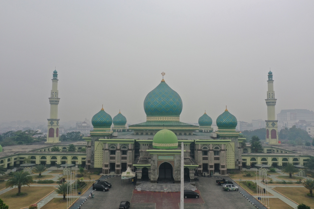 A mosque is seen as smoke and haze choke the air over Pekanbaru on September 15, 2019.  AFP / Adek Berry 