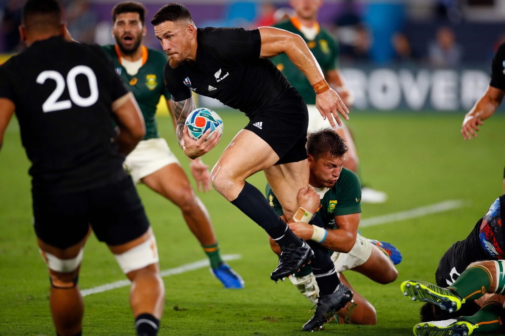 New Zealand's centre Sonny Bill Williams (C) runs with the ball during the Japan 2019 Rugby World Cup Pool B match between New Zealand and South Africa at the International Stadium Yokohama in Yokohama on September 21, 2019. (AFP / Odd ANDERSEN)