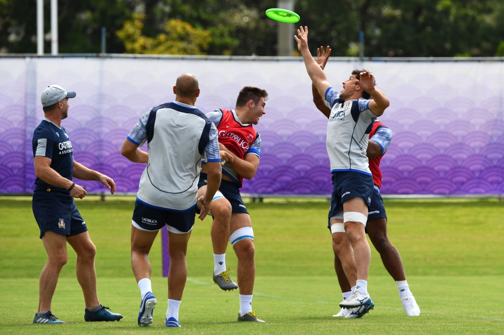 Italy's players play with a freesbee during a training session in a training ground in Fukuoka on September 24, 2019 during the Japan 2019 Rugby World Cup. / AFP / Gabriel BOUYS