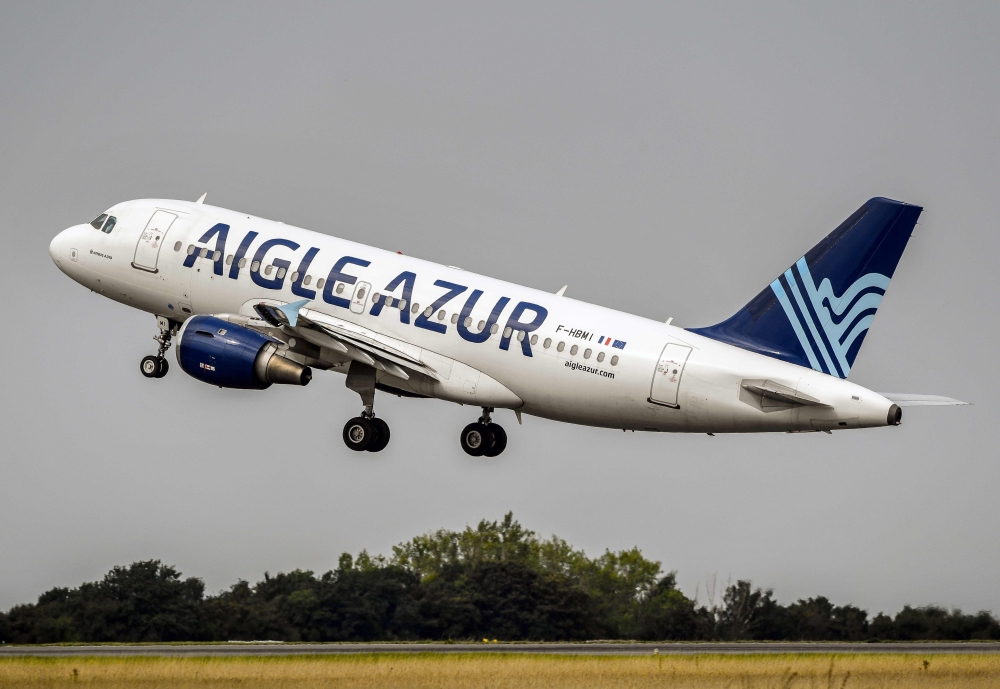 An Airbus A319 aircraft of French airline Aigle Azur belonging to the Weaving group taking off from Lille Airport in Lesquin, northern France, on August 25, 2017. AFP / Philippe Huguen
 