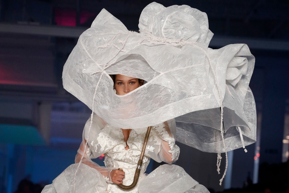 US model Bella Hadid presents a creation by Vivienne Westwood during the Women's Spring-Summer 2020 Ready-to-Wear collection fashion show in Paris, on September 28, 2019. AFP / Thomas Samson 