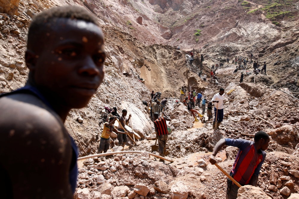 Labourers work at an open shaft of the SMB coltan mine near the town of Rubaya in the Eastern Democratic Republic of Congo, August 13, 2019. Reuters/Baz Ratner
 