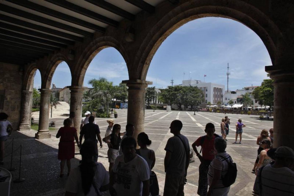 Tourists visit the Colonial Zone in Santo Domingo, Dominican Republic, July 20, 2011.  Reuters/Eduardo Munoz