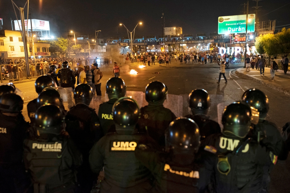 Riot police face demonstrators during protests against austerity measures of Ecuador's President Lenin Moreno's government, in Duran, Ecuador October 7, 2019. Reuters/Santiago Arcos