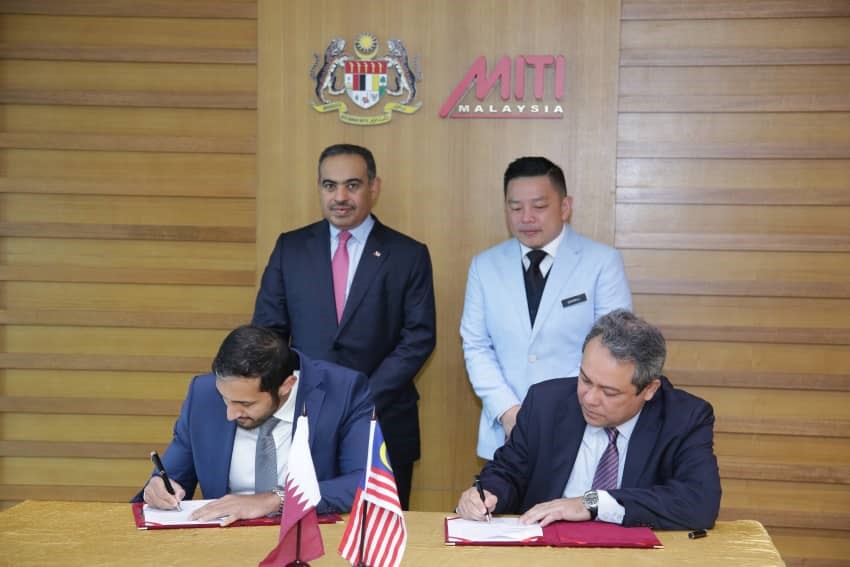 H E Ali bin Ahmed Al Kuwari (standing left), Minister of Commerce and Industry; and Datuk Darell Leiking (standing right), Malaysia’s Minister of International Trade and Industry, witnessing the signing of a Memorandum of Understanding between Qatar’s Inv