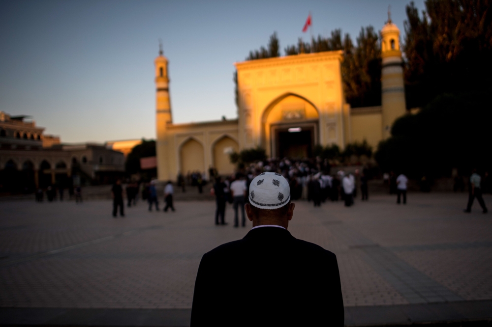 A Muslim man arriving at the Id Kah Mosque for the morning prayer on Eid al-Fitr in the old town of Kashgar in Xinjiang Uighur Autonomous Region, China, on June 26, 2017. AFP / Johannes Eisele