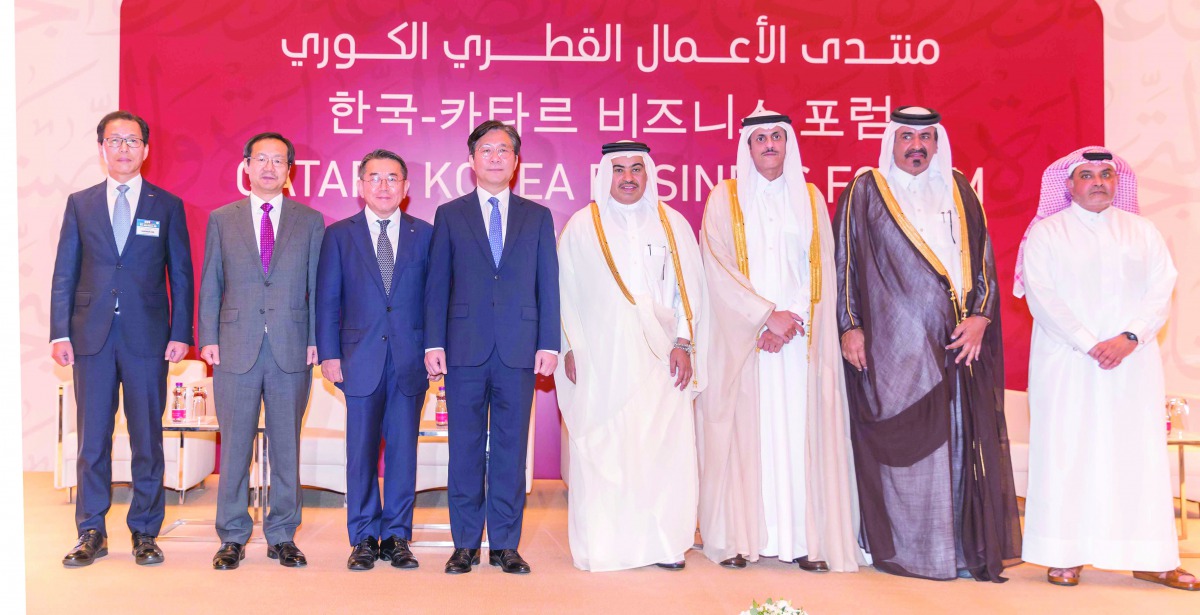 H E Ali bin Ahmed Al Kuwari (fourth right), Minister of Commerce and Industry; Sung Yun-Mo (fourth left), South Korea’s Minister of Trade, Industry and Energy; Sheikh Dr. Khalid bin Thani Al Thani (third right), Second Deputy to the Chairman of the Qatari
