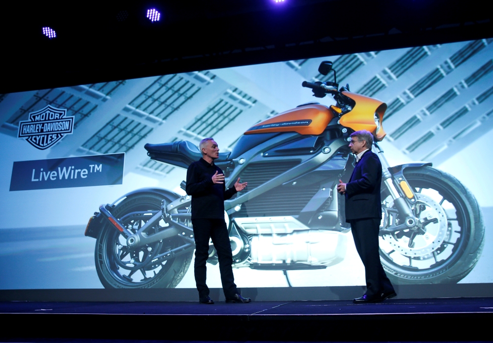 Harley-Davidson VP Marc McAllister talks about LiveWire electric motorcycle with Panasonic Corporation of North America chairman-CEO Tom Gebhardt during a news conference at the 2019 Consumer Electronics Show (CES) in Las Vegas,  January 7, 2019. Reuters/