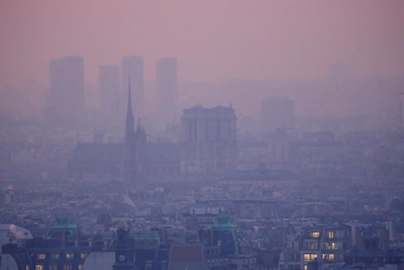 A small-particle haze hangs above the skyline in Paris, France, December 9, 2016 as the City of Light experienced the worst air pollution in a decade. Reuters/ Gonzalo Fuentes