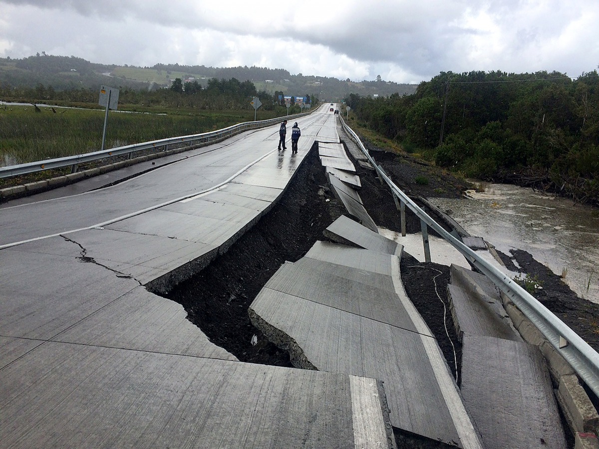 A damaged road is seen after a quake at Tarahuin on Chiloe island, southern Chile, December 25, 2016. Reuters/Alvaro Vidal 
