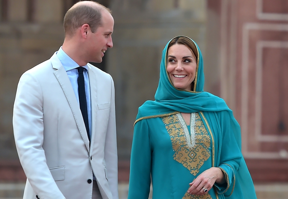 Britain's Prince William (L), Duke of Cambridge and his wife Britain's Catherine, Duchess of Cambridge visit the historical Badshahi mosque in Lahore on October 17, 2019. / AFP / AAMIR QURESHI 