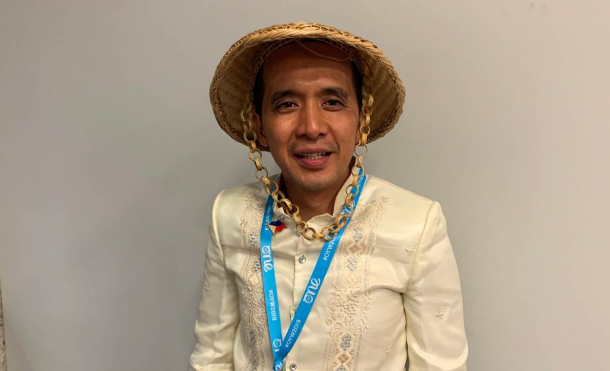 Bamboo entrepreneur Mark Sultan Gersava wear a traditional golden salakót hat at the One Young World Summit in London, October 23, 2019. Thomson Reuters Foundation/K. Sophie Will