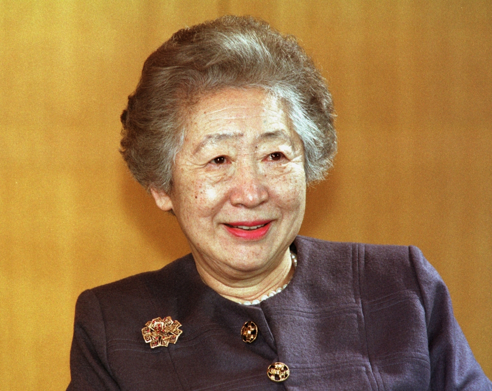 File photo of United Nations Refugee Chief Sadako Ogata speaks at a meeting with Chancellor Gerhard Schroeder in Bonn, Germany February 2, 1999. REUTERS/Michael Urban/File Photo