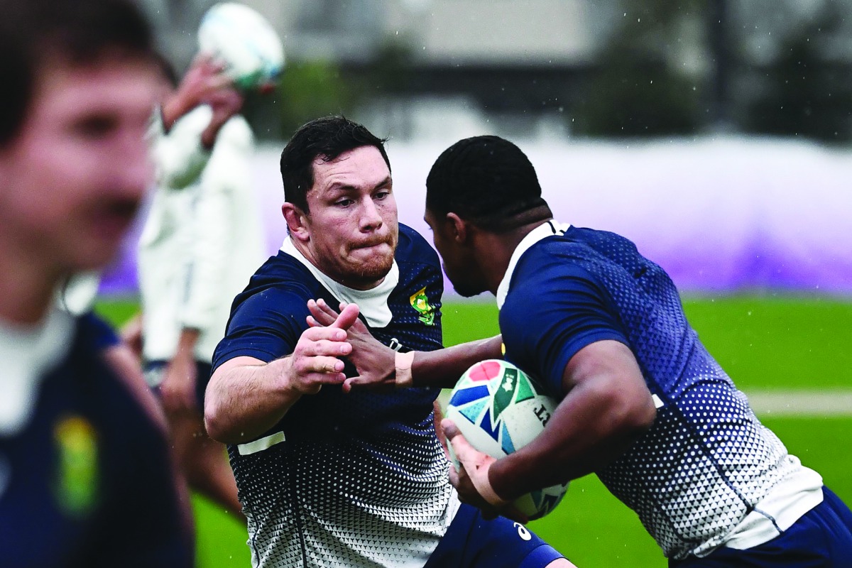 South Africa's back row Francois Louw (L) and South Africa's wing Makazole Mapimpi take part in a training session at Arcs Urayasu Park in Urayasu on October 29, 2019, ahead of their Japan 2019 Rugby World Cup final against England. AFP / Anne-Christine P