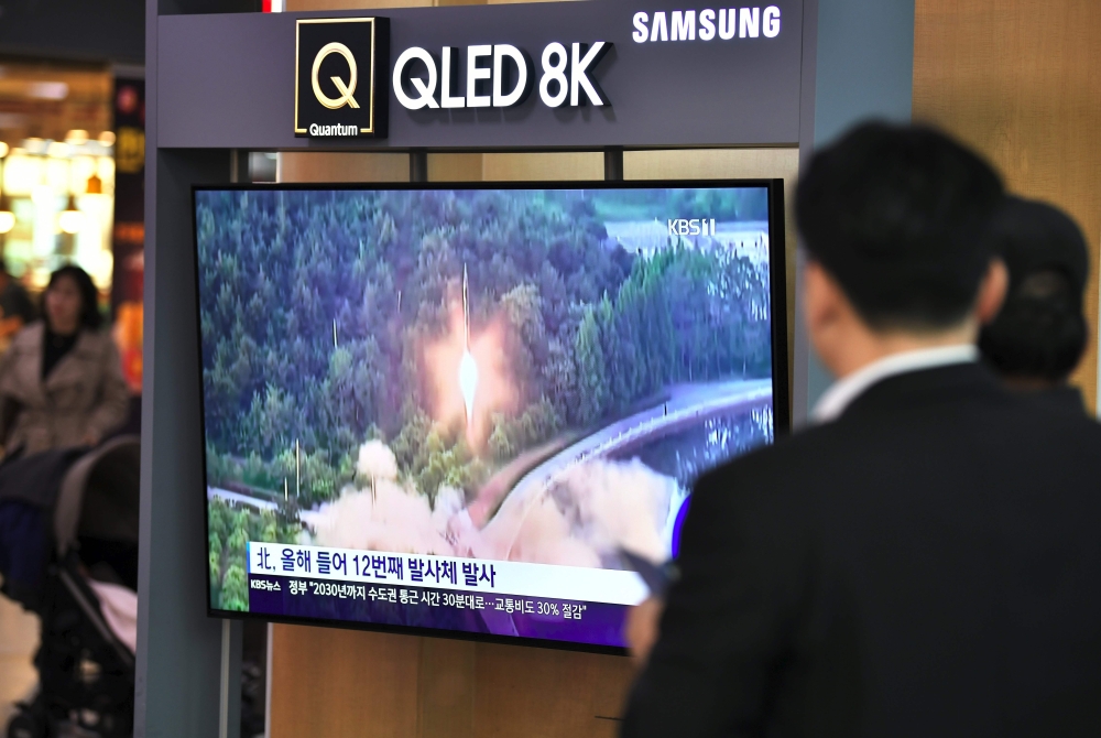 People watch a television news screen showing file footage of a North Korean missile launch, at a railway station in Seoul on October 31, 2019. AFP / Jung Yeon-je