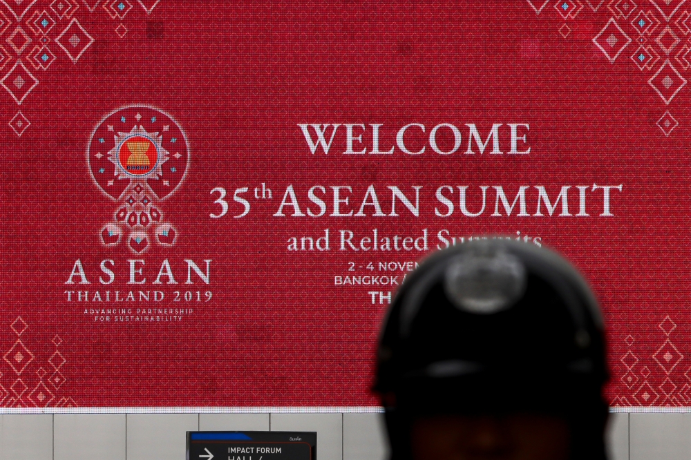A police officer stands guard outside the venue for the upcoming the 35th ASEAN Summit in Bangkok, Thailand, November 1, 2019. REUTERS/Athit Perawongmetha
 