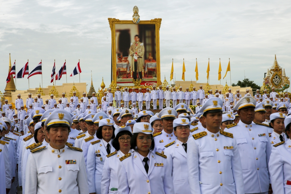 Thai officials pay respect next to a picture of Thailand's King Maha Vajiralongkorn outside the Grand Palace in Bangkok, Thailand, July 28, 2019.  Reuters/Athit Perawongmetha