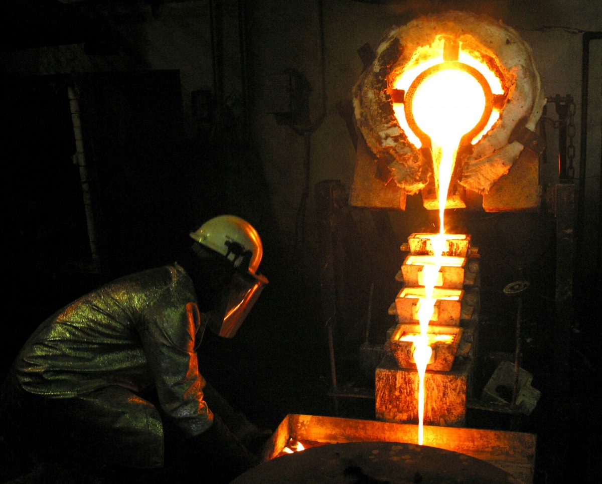 FILE PHOTO: A worker pours gold at the AngloGold Ashanti mine at Obuasi, Ghana, October 23, 2003. Reuters / Luc Gnago