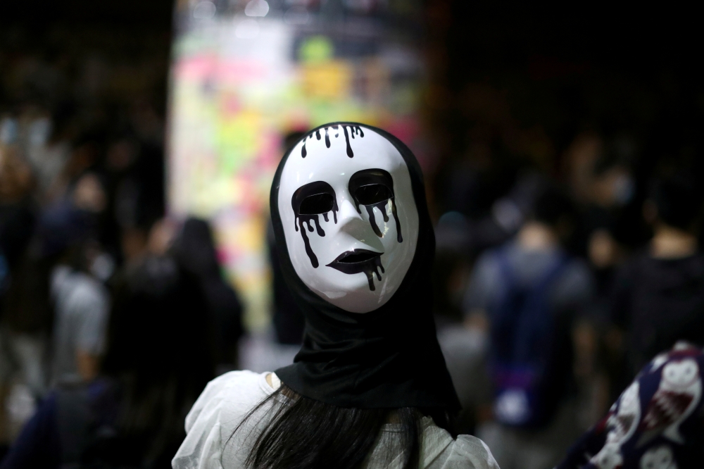 An anti-government protester wears a mask during a demonstration in Wong Tai Sin district, in Hong Kong, China October 4, 2019. Reuters / Athit Perawongmetha