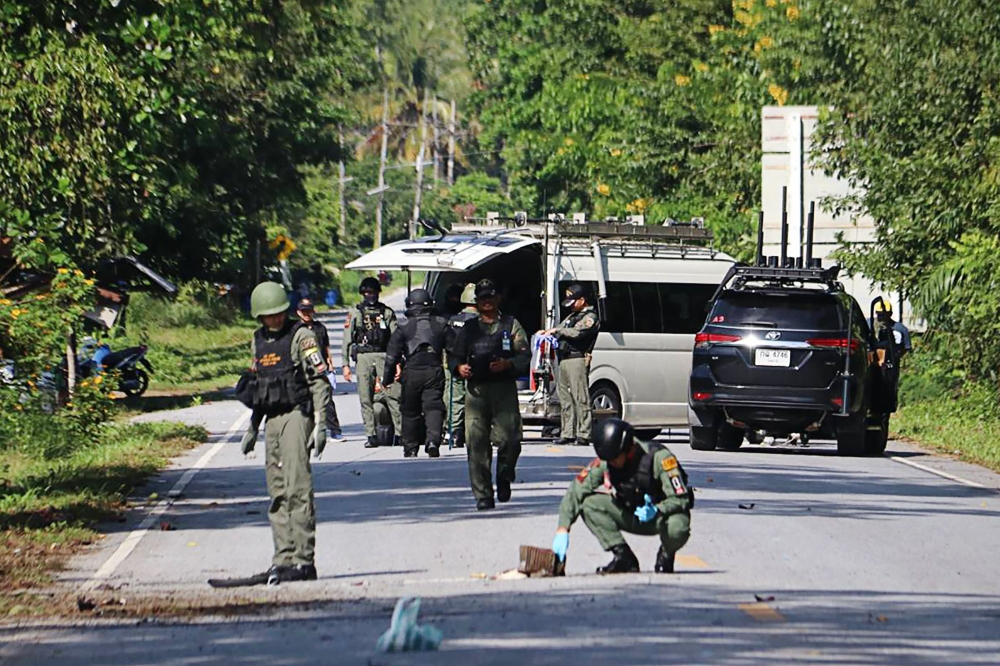 Members of a bomb squad inspect the site of an attack by suspected Muslim militants in Yala province on November 6, 2019. AFP / TUWAEDANIYA MERINGING