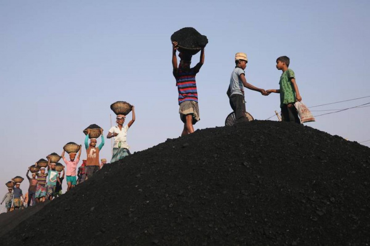 Coal workers are seen at a market as they unload a ferry in Dhaka, Bangladesh, January 13, 2019. Reuters/Mohammad Ponir Hossain
