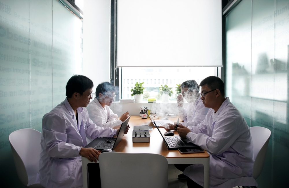Engineers test e-cigarettes at an evaluation room of Chinese e-cigarette company Relx in Shenzhen, Guangdong province, China July 22, 2019. Reuters/Aly Song
 