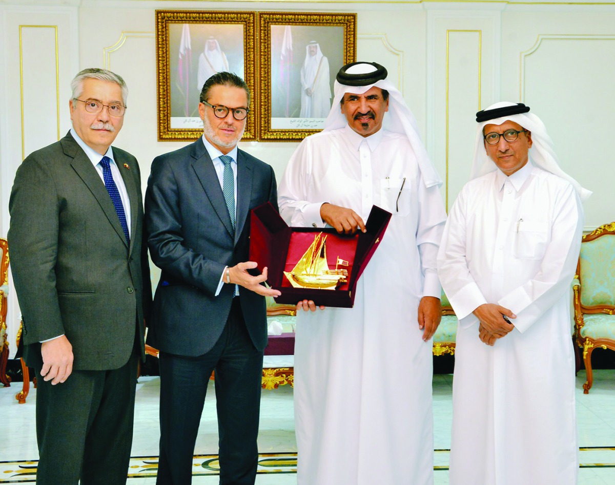 Qatar Chamber First Vice-Chairman, Mohamed bin Ahmed bin Towar Al Kuwari (second right), presenting a memento to Venezuela’s Minister of Tourism & Foreign Trade, Felix Ramon Gonzalez, at QC headquarters, in Doha yesterday. 
