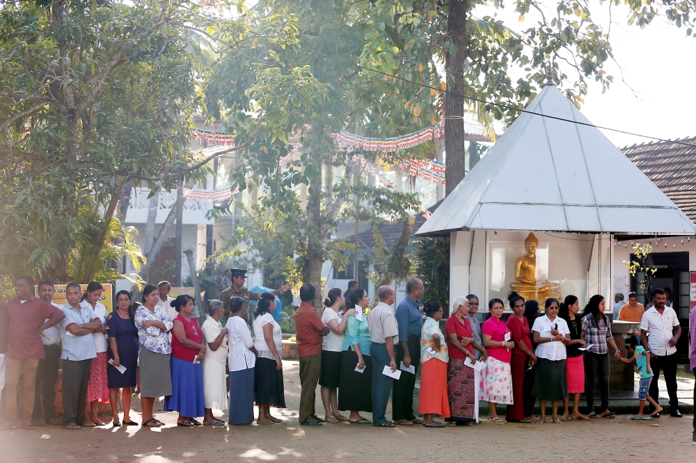 People stand in line to cast their votes during the presidential election in Colombo, Sri Lanka November 16, 2019. REUTERS/Dinuka Liyanawatte